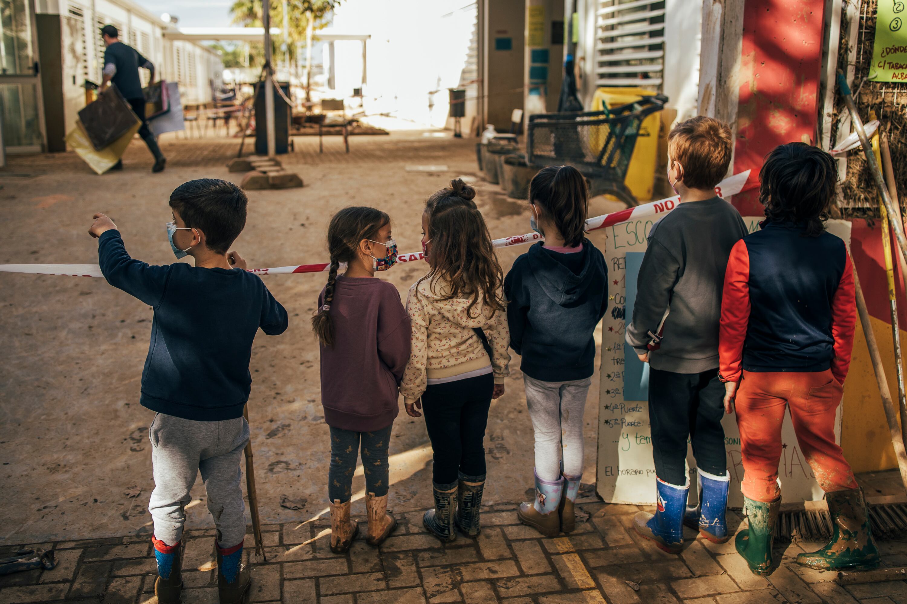 Niños de primaria se concentran a las puertas del colegio de Cataroja, en la Comunidad Valenciana, en noviembre de 2024.