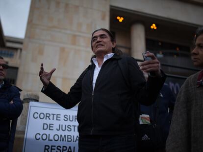 El senador Gustavo Bolívar en una manifestación contra el expresidente Álvaro Uribe en 2019, frente a la Corte Suprema de Justicia.
