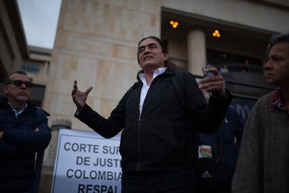 El senador Gustavo Bolívar en una manifestación contra el expresidente Álvaro Uribe en 2019, frente a la Corte Suprema de Justicia.