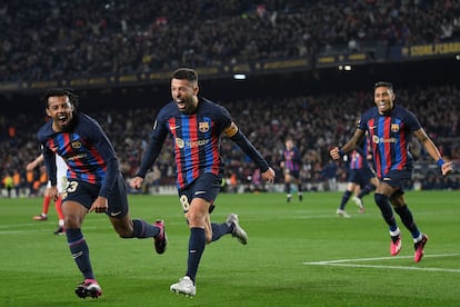 Jordi Alba celebra su gol durante el partido entre el Barcelona y el Sevilla, en el Camp Nou, el pasado domingo.