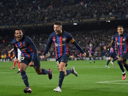 Jordi Alba celebra su gol durante el partido entre el Barcelona y el Sevilla, en el Camp Nou, el pasado domingo.