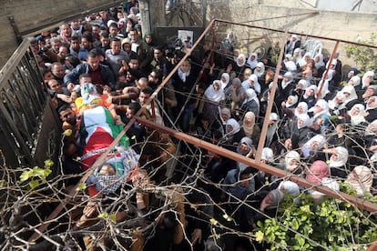  Un grupo de palestinos trasladan el cuerpo de Amjad Abu Omar durante su funeral cerca de Nablus (Palestina). Omar murió por disparos de las fuerzas de seguridad israelíes después de que hiriera con arma de fuego a tres israelíes, dos de ellos de gravedad, en un cruce de Cisjordania próximo al asentamiento judío de Beit El. 