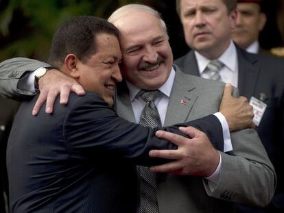 El presidente de Venezuela, Hugo Chávez, abraza al presidente bielorruso, Alexandr Lukashenko.