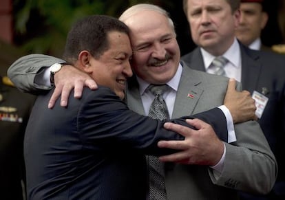 El presidente de Venezuela, Hugo Chávez, abraza al presidente bielorruso, Alexandr Lukashenko.