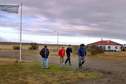 Peones de la granja El Cndor, situada en las afueras de Ro Gallegos, en la Patagonia, a 2.800 kilmetros de Buenos Aires.