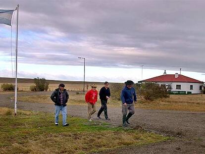 Peones de la granja El Cóndor, situada en las afueras de Río Gallegos, en la Patagonia, a 2.800 kilómetros de Buenos Aires.