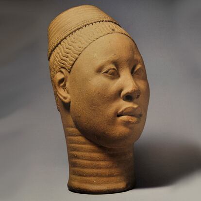 El gorro de la figura está confeccionado con cestería y tres filas de abolorios.  Lajuwa era el chambelán del Ooni, y se dice que traicionó al rey. La figura de terracota está datada entre los siglos XII y XV a.C (Comisión Nacional de Museos y Monumentos, Nigeria).