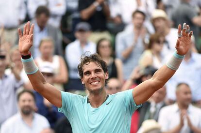 Nadal celebraba el título y saluda a la grada tras la consecución de Roland Garros 2014.