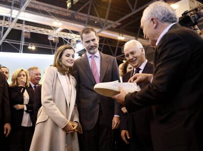 Con el lema de la sostenibilidad turística por bandera se abre este miércoles en Madrid la trigésimo séptima edición de la Feria Internacional del Turismo (Fitur). En la imagen, los Reyes inauguran la 37ª edición de la feria.