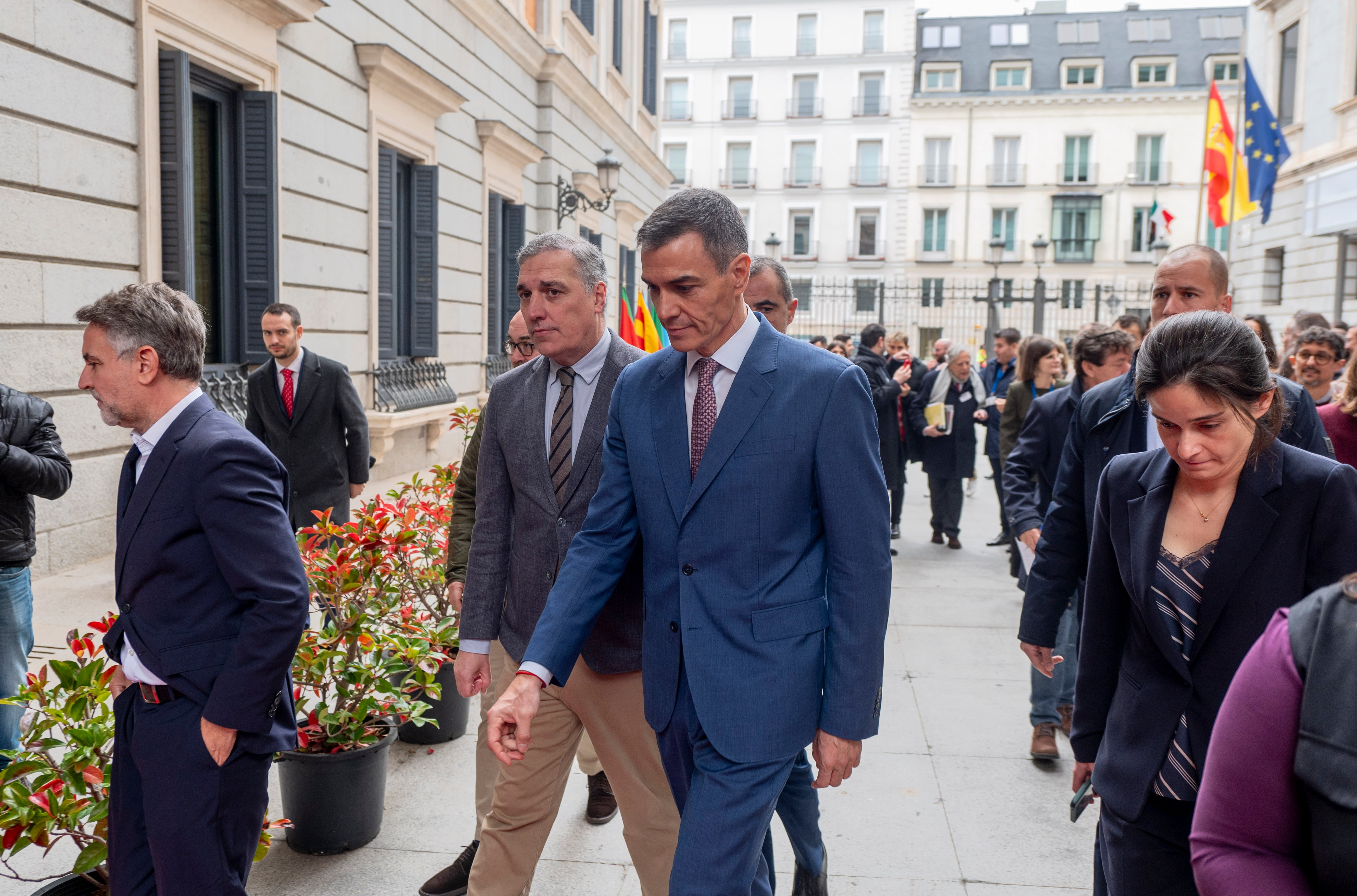 Sánchez reintenta insuflar vida a la legislatura