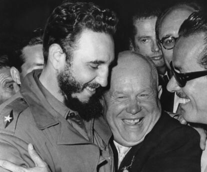 Castro saluda al entonces líder de la URSS Nikita Khrushchev en 1960, cuando ambos coincidieron en las Naciones Unidas. La URSS subvencionó la economía cubana durante casi tres décadas, con ayudas de 65.000 millones de dólares (cinco veces el Plan Marshall con el que EE UU contribuyó a la reconstrucción de Europa tras la II Guerra Mundial).