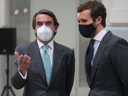 El expresidente del Gobierno, José María Aznar, y el actual líder del PP, Pablo Casado, el pasado 15 de mayo durante un acto en el Ayuntamiento de Madrid.