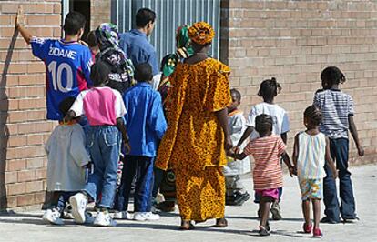 Un grupo de alumnos de origen africano acude al colegio Pla Ametllet de Banyoles, ayer, en el primer día de clase.