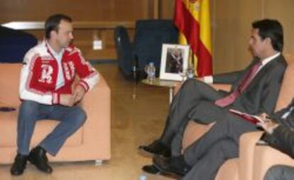 El ministro de Industria, Energía y Turismo, José Manuel Soria (d), se ha reunido en Madrid con el vicepresidente del Gobierno de la Federación de Rusia, Arkady Dvorkovich.