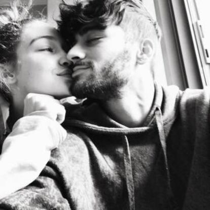 Zayn Malik posa con su novia, la modelo Gigi Hadid.