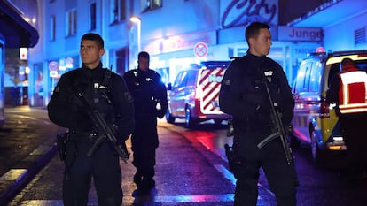 Policías y ambulancias cerca de la escena donde varias personas han sido apuñaladas en Solingen (Alemania) este viernes.