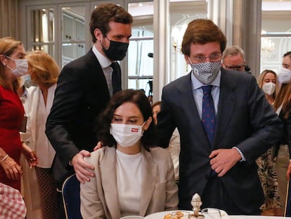 Conferencia del alcalde de Madrid, José Luis Martínez-Almeida (a la derecha) en el Forum Europa, el pasado junio. En la imagen, junto a Isabel Díaz Ayuso y Pablo Casado.