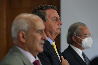 O presidente Jair Bolsonaro entre os ministros Luiz Eduardo Ramos e Paulo Guedes, no Fórum de Investimentos Brasil 2021, em Brasília.