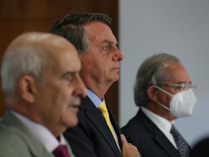 O presidente Jair Bolsonaro entre os ministros Luiz Eduardo Ramos e Paulo Guedes, no Fórum de Investimentos Brasil 2021, em Brasília.