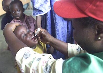 Vacunación contra la polio de un niño en una guardería de Lagos (Nigeria).