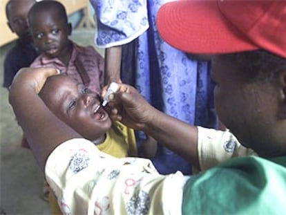 Vacunación contra la polio de un niño en una guardería de Lagos (Nigeria).