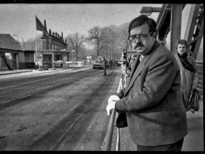 Juanjo Navarro Arisa en el Puente de los espías de Berlín, en los días previos a la caida del muro.