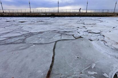 Placas de hielo sobre el agua en el muelle de Fort Taber Park (New Bedford, Massachusetts, EE UU). El frío ha obligado a cancelar eventos al aire libre en múltiples ciudades.