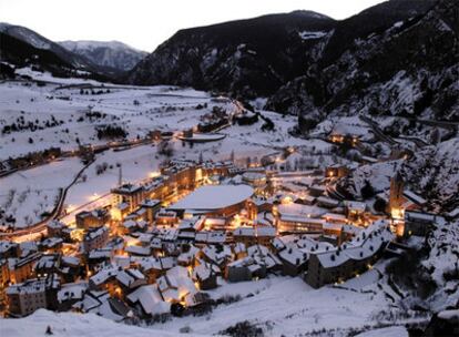 Panorámica del pueblo de Canillo al anochecer en pleno invierno