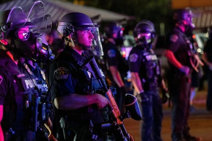 La policía se prepara para lanzar gas lacrimógeno tras ordenar a los manifestantes que se dispersen en el lugar donde, según las autoridades municipales, un agente del Servicio de Inmigración y Control de Aduanas de EE. UU. (ICE) disparó a una persona ese mismo día en Austin, Texas, EE. UU., el 20 de septiembre de 2026.