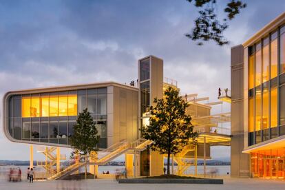 Fachada de los jardines de Pereda del Centro Bot&iacute;n, de Renzo Piano, recubierto por 280.000 piezas circulares de cer&aacute;mica. 