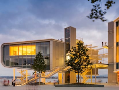 Fachada de los jardines de Pereda del Centro Bot&iacute;n, de Renzo Piano, recubierto por 280.000 piezas circulares de cer&aacute;mica. 