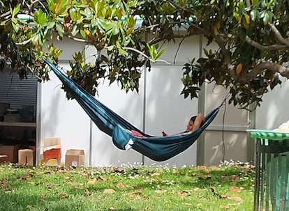 Una librera descansando tras su caseta en la Feria del Libro de Madrid, en una imagen facilitada por ella.