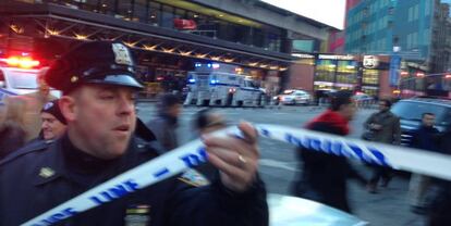 La policía de Nueva York acordona la zona cercana a la explosión.