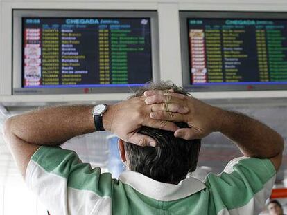 Un pasajero observa la lista de vuelos en el aeropuerto internacional de Brasilia.