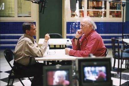 Pablo G. del Amo (a la izquierda) y Carlos Saura, en su conversación rodada para el documental.