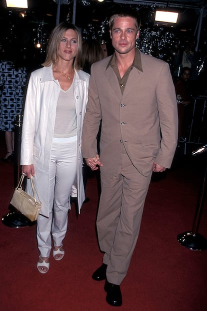 Brad Pitt y Jennifer Aniston. Avanzados los noventa, el icónica matrimonio se mimetizaba en las alfombras rojas.