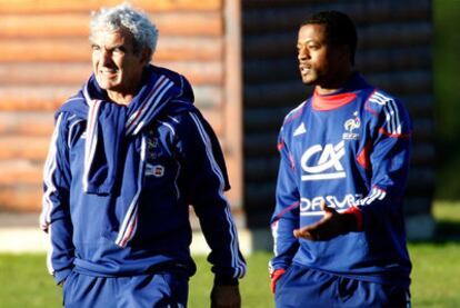 Domenech y Evra, ayer en la concentración francesa.