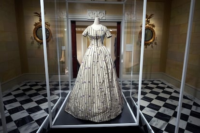 Un vestido perteneciente a la ex primera dama de EE UU Mary Todd Lincoln, esposa de Abraham Lincoln, parte de la exposición 'En Estados Unidos: una antología de la moda', del Museo Metropolitano de Nueva York celebrada en mayo de 2022.
