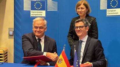 El popular Esteban González Pons y el ministro de la Presidencia y Justicia, Félix Bolaños, tras la firma del acuerdo, el pasado 25 en Bruselas.