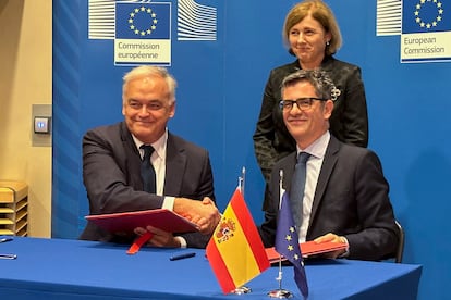 El popular Esteban González Pons y el ministro de la Presidencia y Justicia, Félix Bolaños, tras la firma del acuerdo, el pasado 25 en Bruselas.