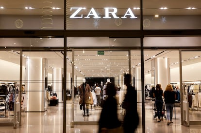 FILE PHOTO: Shoppers walk past a Zara clothes store, part of the Spanish group Inditex, in Las Palmas de Gran Canaria, Spain, December 13, 2022. REUTERS/Borja Suarez/File Photo