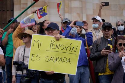 La marcha opositora se da con el trasfondo de la reforma sanitaria que presentó Petro ante el Congreso este lunes y que promete ser objeto de una fuerte tensión política a lo largo de los próximos meses. En la imagen, un hombre sostiene un cartel con la frase "Mi pensión es sagrada", durante la manifestación en Bogotá.