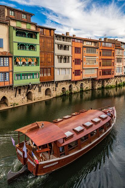 Un barco navegando por el río Agout, a su paso por Castres.