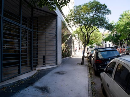 Na frente do prédio do Clarín, um dia depois do atentado em Buenos Aires, Argentina.