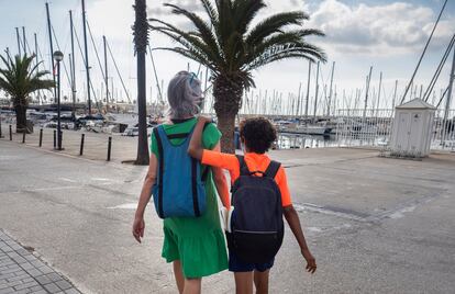Maria Herrero acompaña a su hijo Genís a clases de vela en el Port Olímpic de Barcelona.