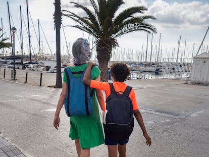 Maria Herrero acompaña a su hijo Genís a clases de vela en el Port Olímpic de Barcelona.