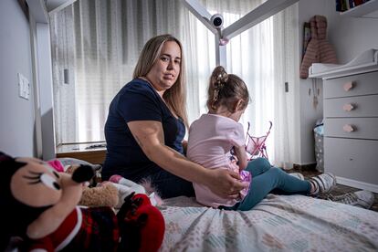 Ana Sotos y su hija Aitana en su casa de Aldaya (Valencia) el 27 de abril de 2023.