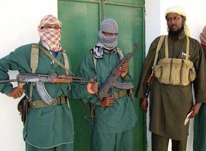 El jeque Muktar Robow (con la cara descubierta), portavoz de la milicia radical de Al Shabab.