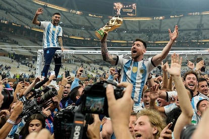 Lionel Messi y la selección argentina celebran el triunfo en el Mundial.