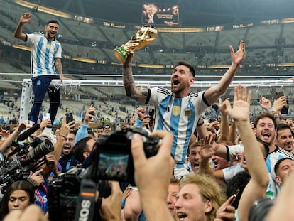 Lionel Messi y la selección argentina celebran el triunfo en el Mundial.